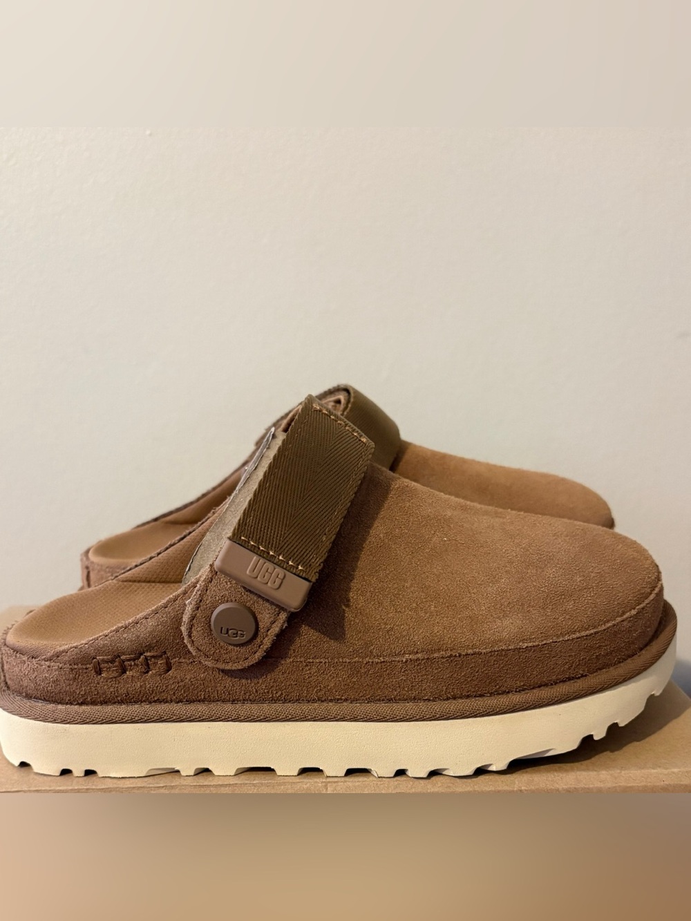 UGG GOLDENSTAR CLOGS